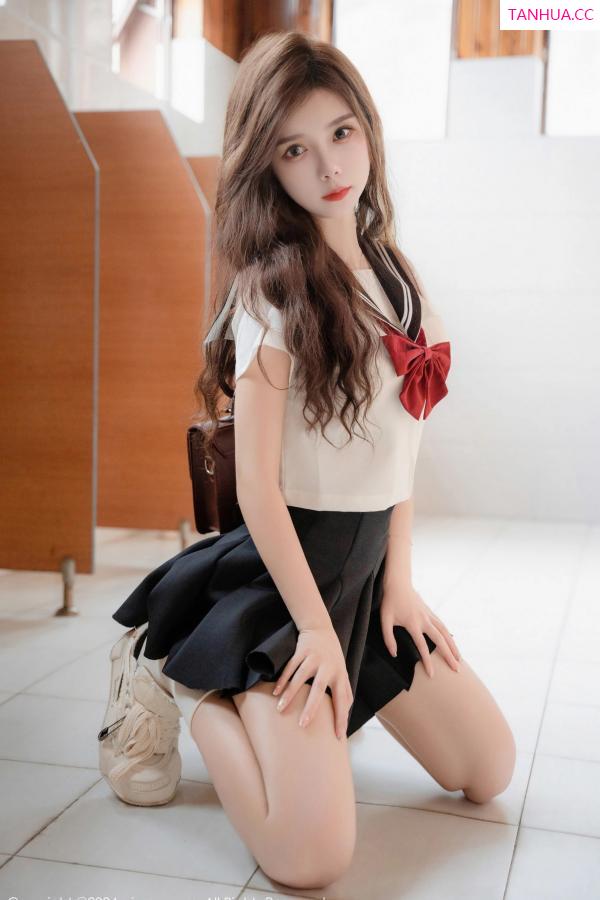   [XiuRen]高清写真图 2024.08.01 No.8948 拍黄瓜girl 制服美腿第26张图片